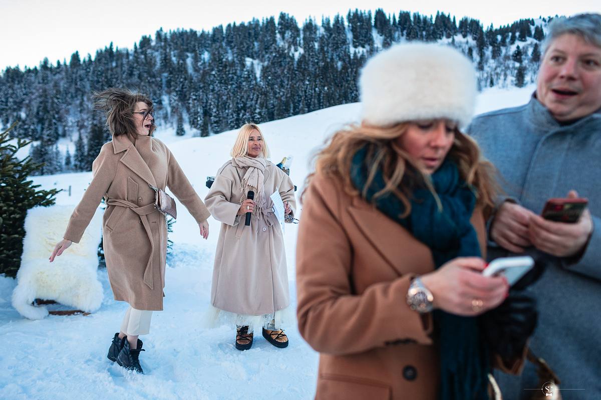 C&eacute;r&eacute;monie La&iuml;que sous la neige devant le Mont Blanc. Mariage Les Rhodos La Clusaz Sebastien Clavel Photographe Mariage Lyon