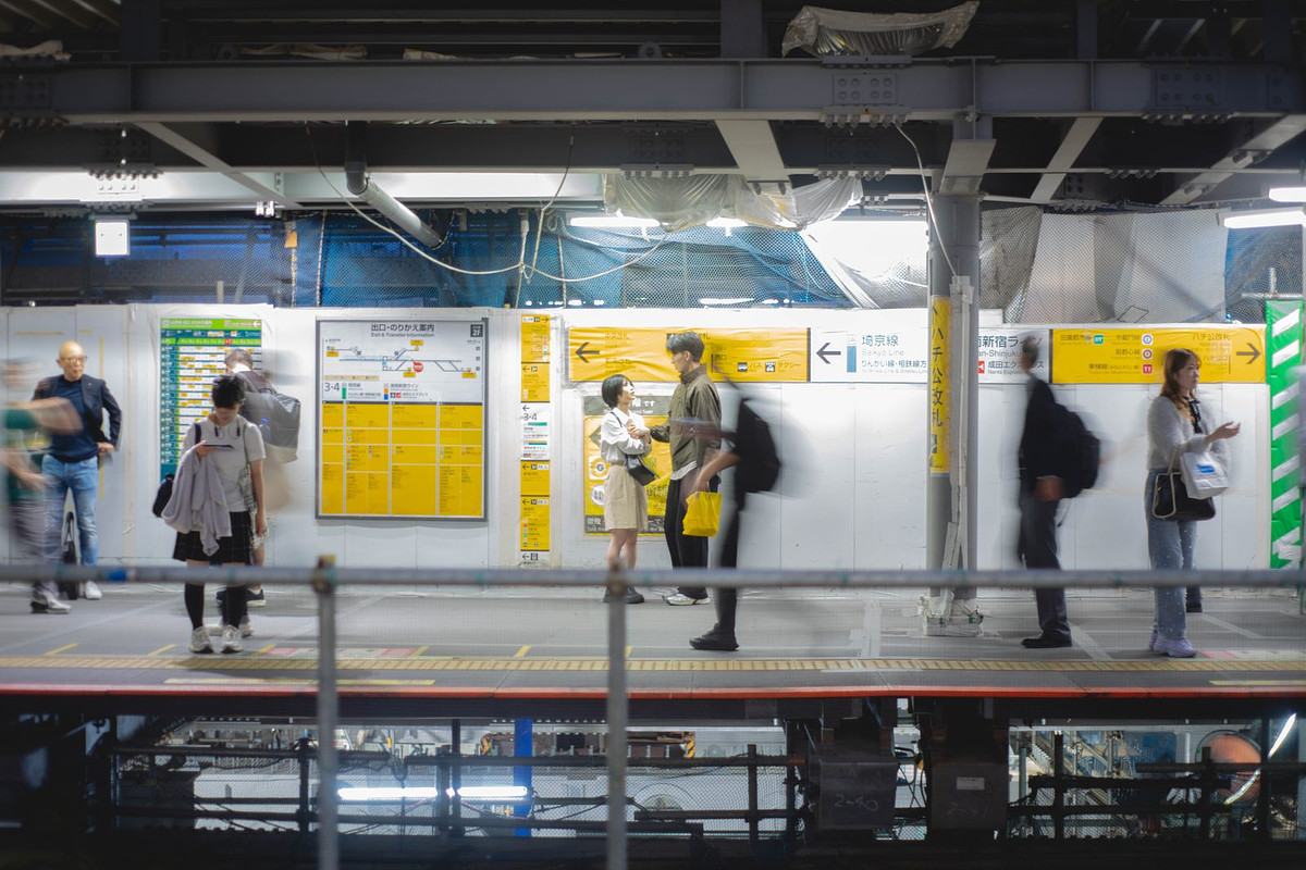 Quai de la gare de Shibuya la nuit, un couple sur le quai d'en face