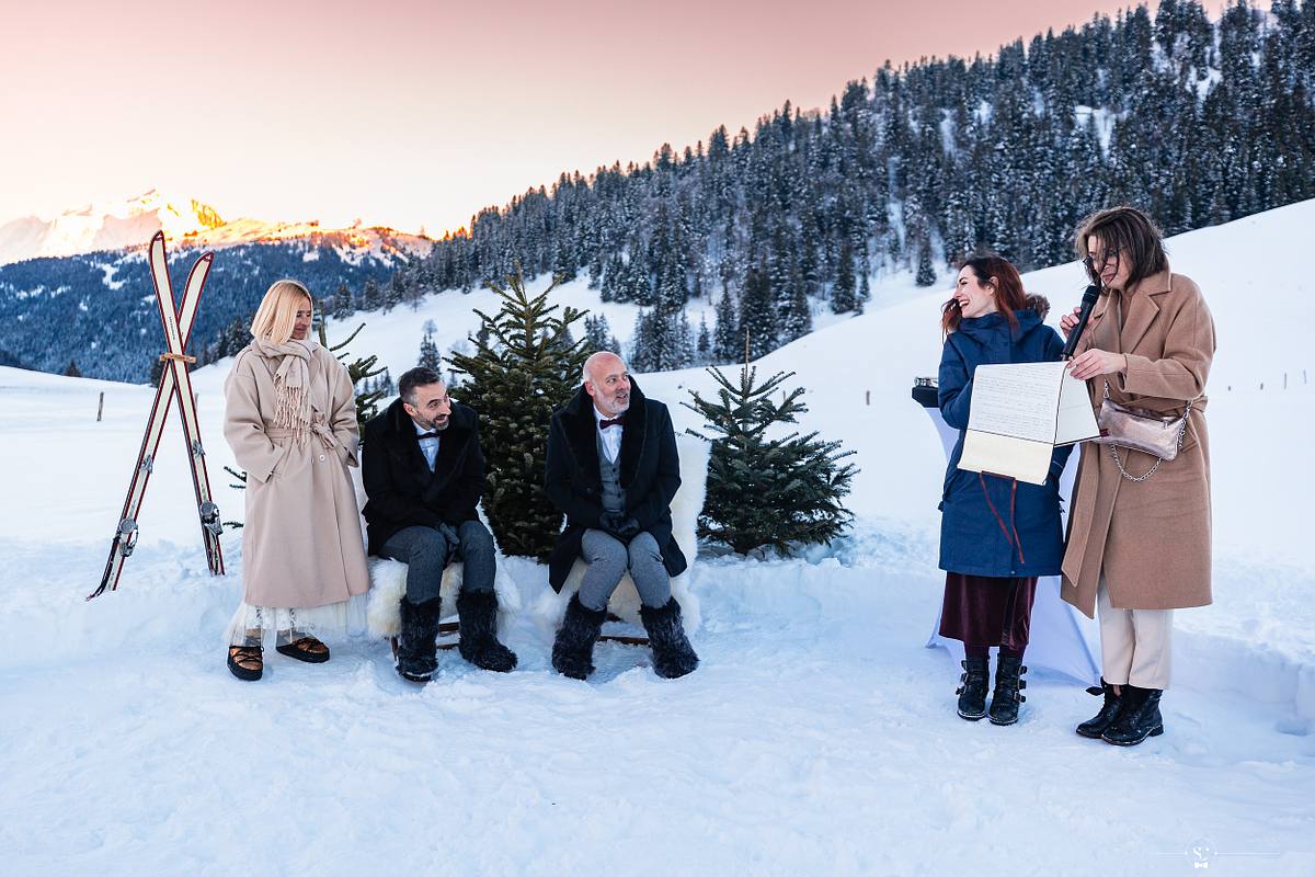 C&eacute;r&eacute;monie La&iuml;que sous la neige devant le Mont Blanc. Mariage Les Rhodos La Clusaz Sebastien Clavel Photographe Mariage Lyon