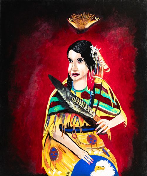Portrait d’une femme en tenue traditionnelle amérindienne sur fond rouge vif. Elle porte une robe jaune ornée de motifs colorés verts et bordeaux, des perles bleues et tient une grande plume d’aigle. Au-dessus d’elle flotte un motif d’oiseau stylisé aux tons dorés, et un bouclier bleu décoré avec un aigle apparaît dans la partie inférieure. L’œuvre combine des éléments traditionnels amérindiens avec un style de peinture contemporain.