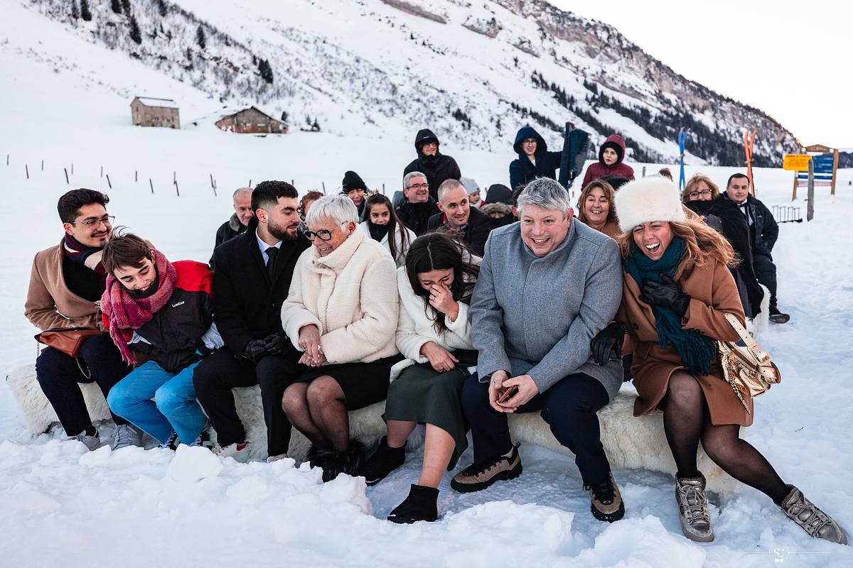 C&eacute;r&eacute;monie La&iuml;que sous la neige devant le Mont Blanc. Mariage Les Rhodos La Clusaz Sebastien Clavel Photographe Mariage Lyon