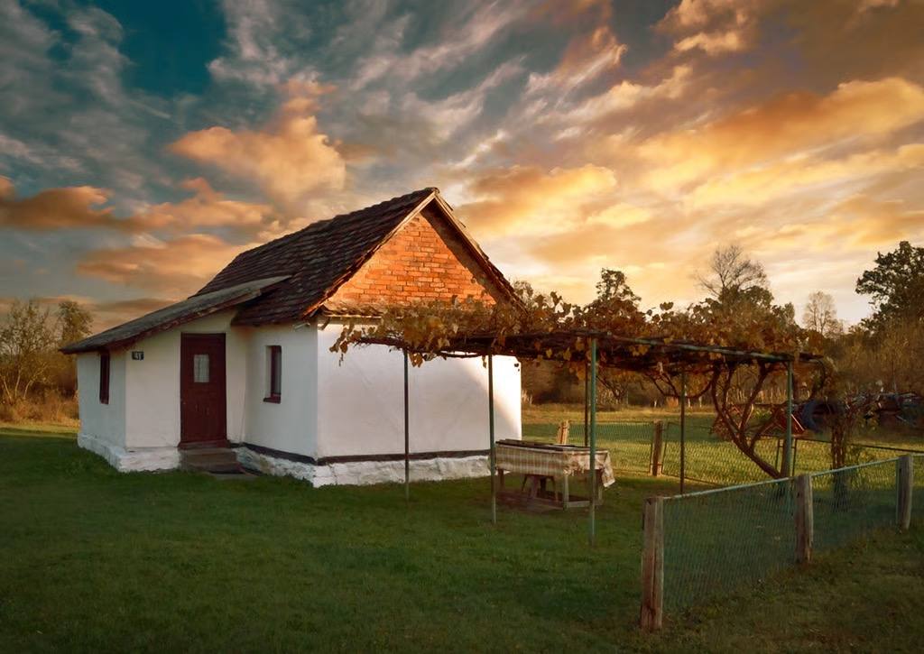 Altes rustikales Haus im warmen Abendlicht auf dem Land