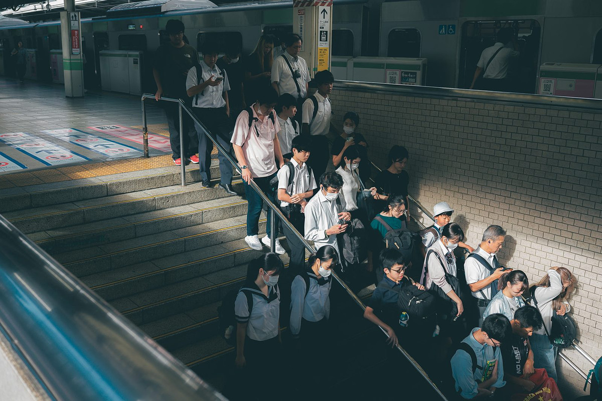 Foule de lycéens dans les escaliers de la gare d'Ikebukuro