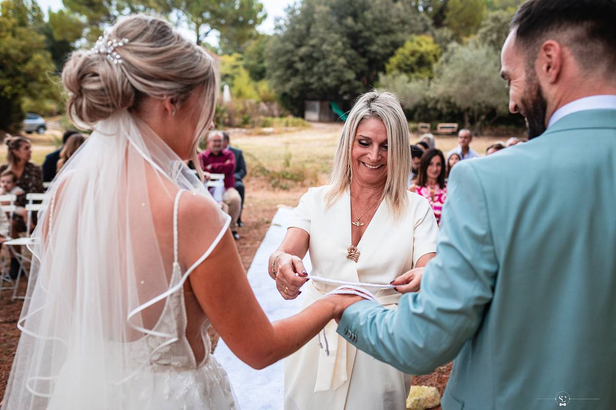 &Eacute;change de consentements avec un sourire complice entre la mari&eacute;e et sa maman, symbolisant un moment familial important