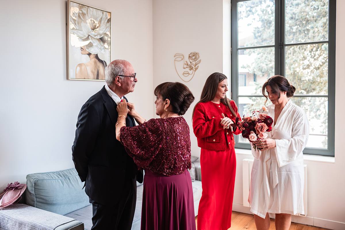 La mari&eacute;e entour&eacute;e de ses proches pendant les pr&eacute;paratifs &agrave; Lyon