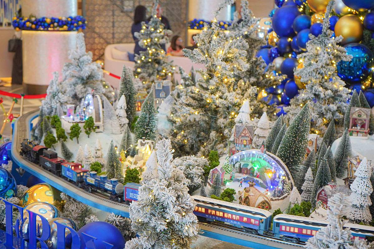 winter village moving train luxury hotel christmas decoration