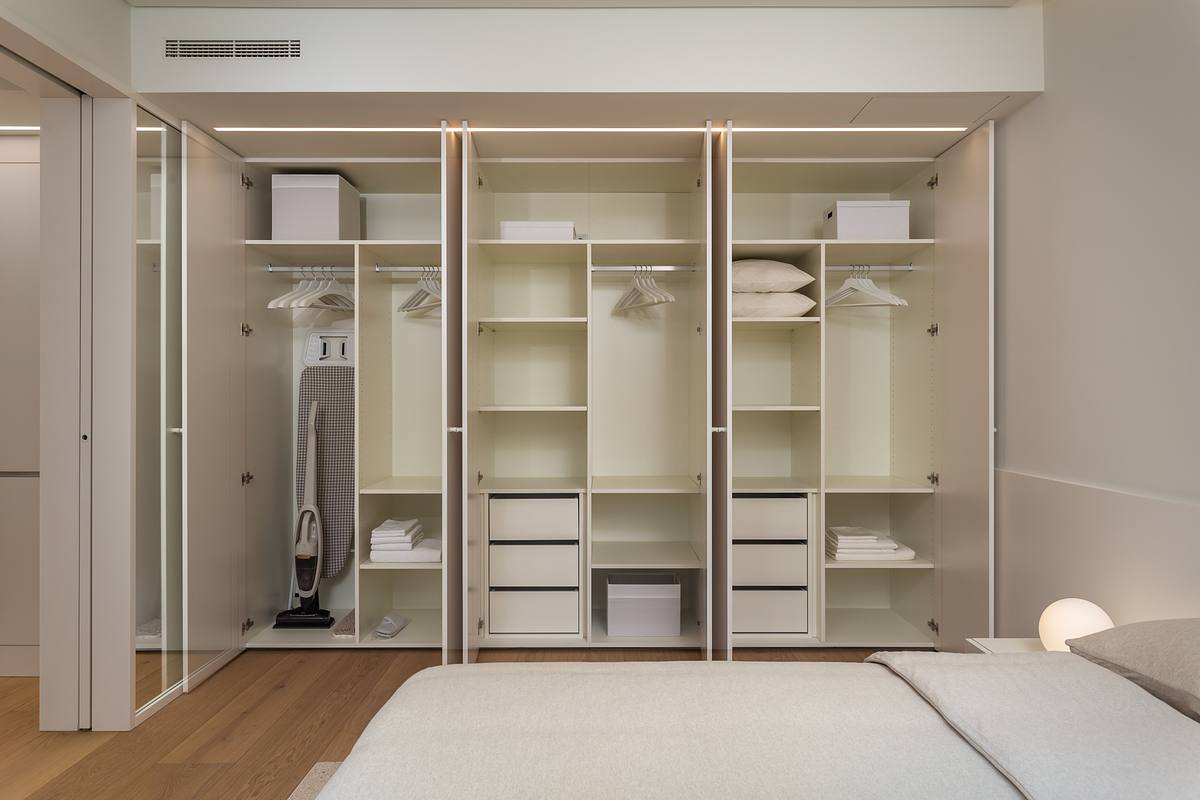 Fotografia de no Apartamento Reabilitado na Av. Roma, Lisboa, projeto do ATELI&Ecirc; 22.