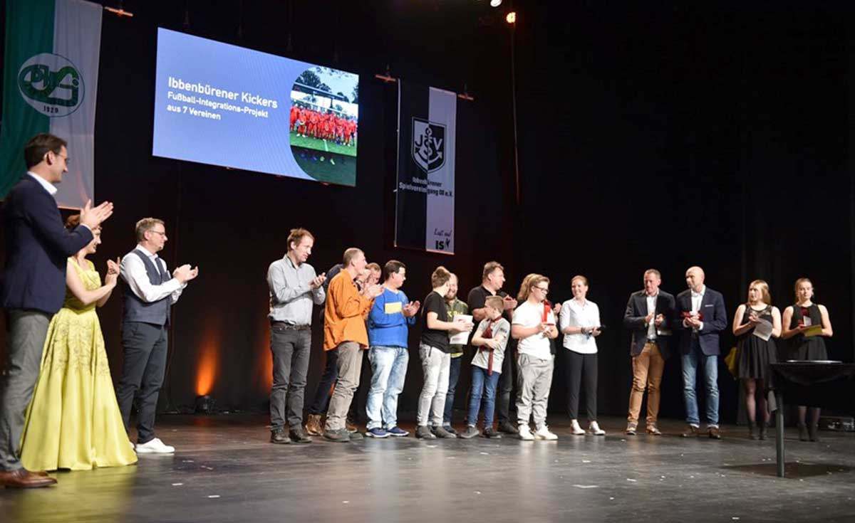 Das Gewinnerteam betritt stolz die Bühne