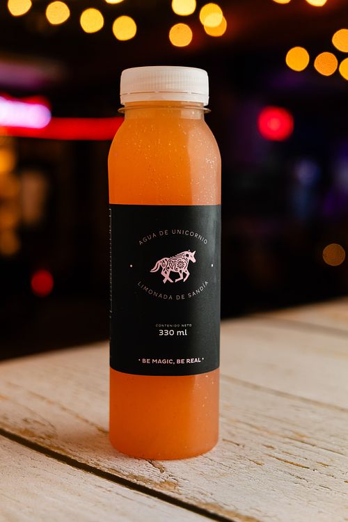 Botella de plástico con jugo de zanahoria