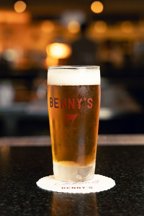 Vaso de cerveza fría de barril en restaurante