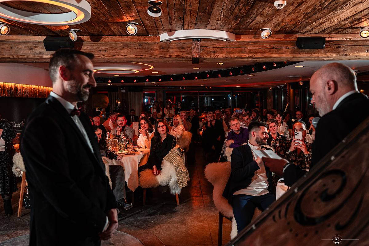 Cocktail et Soir&eacute;e de Mariage avec les invit&eacute;s et les mari&eacute;s qui s'amusent et sourient. Les Rhodos La Clusaz Sebastien Clavel Photographe Mariage Lyon