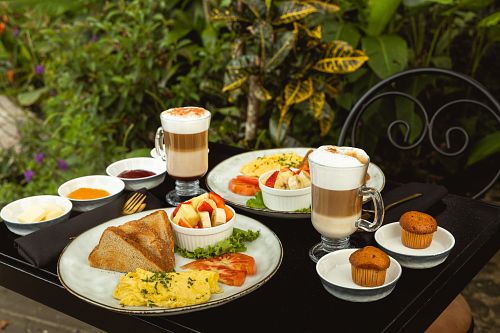Desayuno completo servido en restaurante de Panamá
