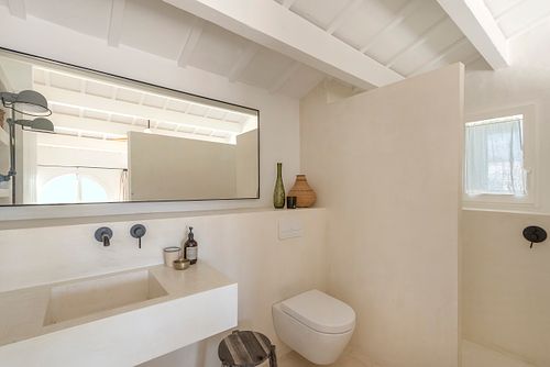 Salle de bains avec double vasque et toilettes dans la finca Son Fonoll à Minorque. Photographie par Nicolas Karadimos.