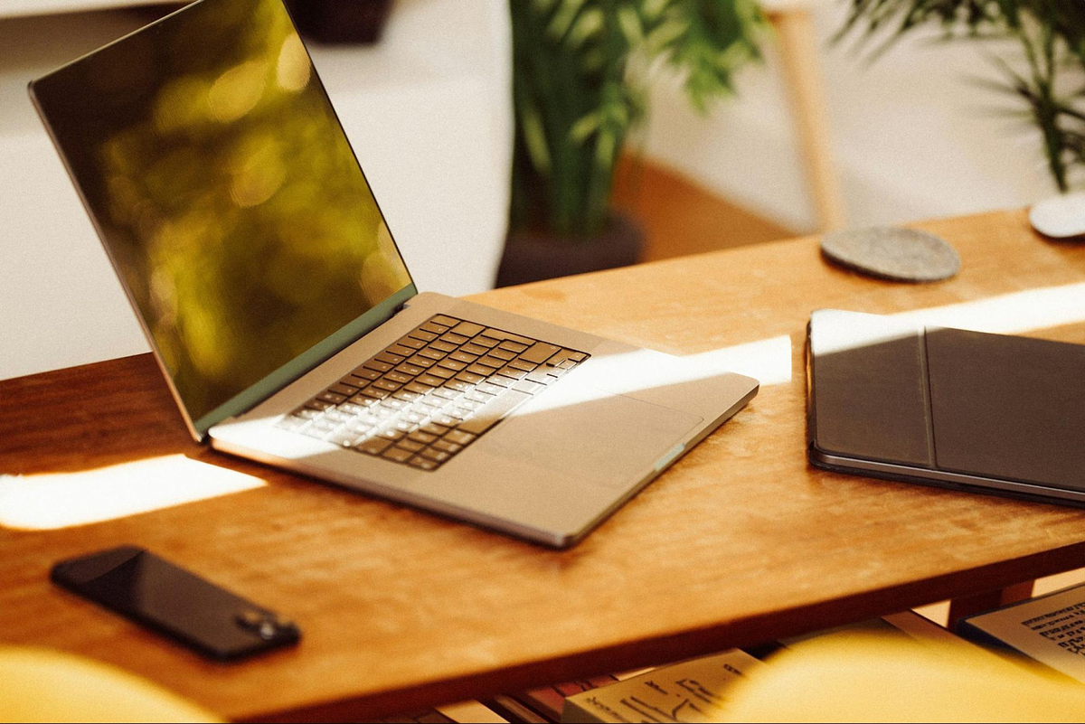 Laptop auf einem Tisch