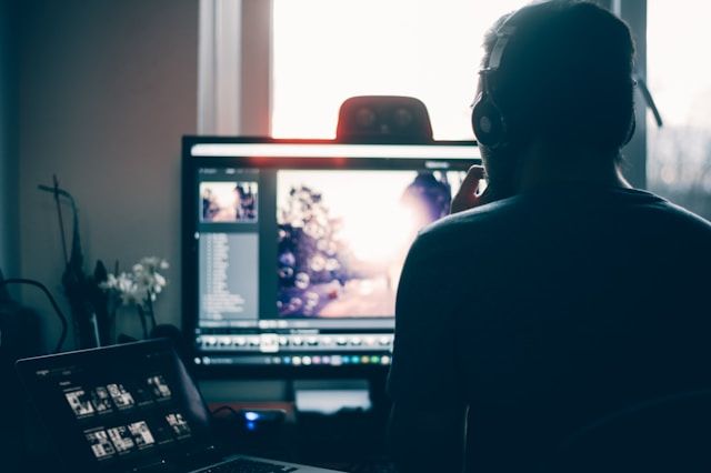 Person, die an der Bearbeitung eines Bildes arbeitet