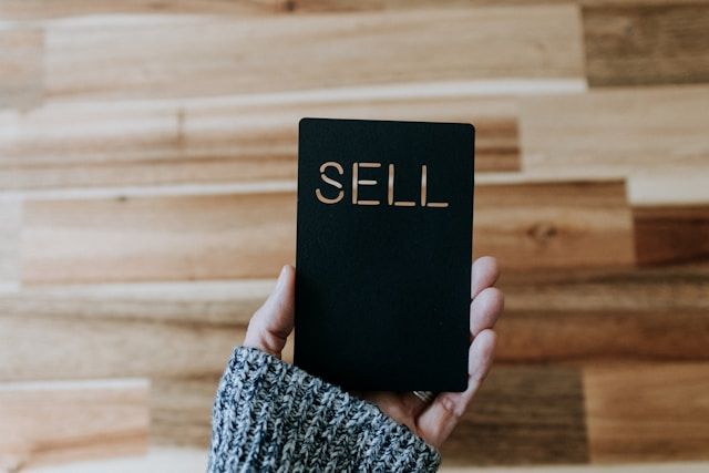 изображение телефона с текстом «продавайте». Указание на продажу
