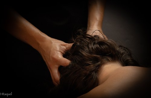Massage de la nuque réalisé lors d’un soin relaxant.