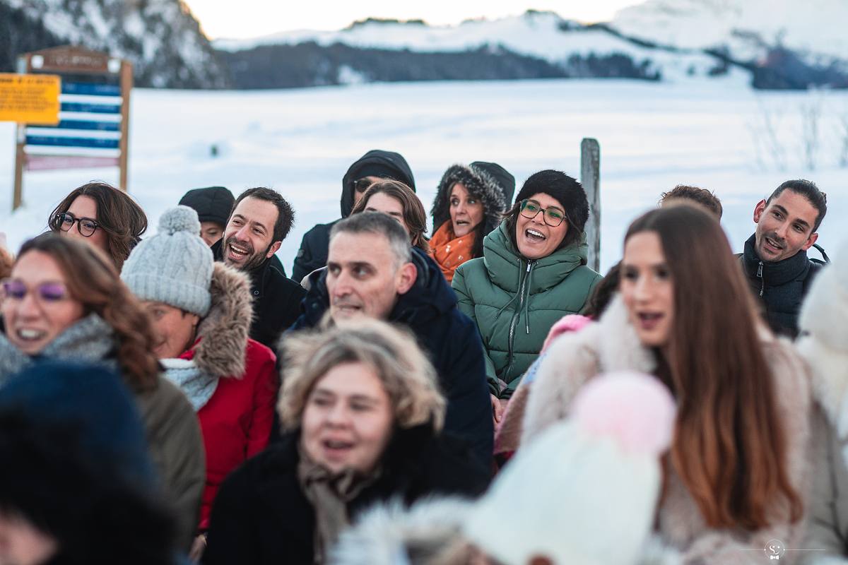 C&eacute;r&eacute;monie La&iuml;que sous la neige devant le Mont Blanc. Mariage Les Rhodos La Clusaz Sebastien Clavel Photographe Mariage Lyon