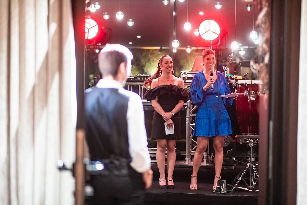 Un discours captivant, une assistance suspendue aux l&egrave;vres des deux oratrices, un moment de complicit&eacute; et d'attention sous l'&eacute;clairage tamis&eacute; du Pavillon du Casino Lyon vert, par Sebastien CLAVEL Photographe mariage Lyon