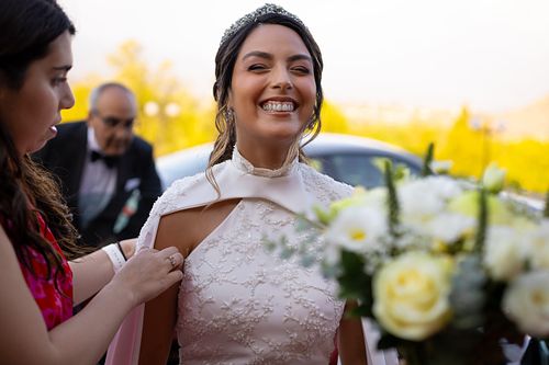 Novia entrando a la iglesia  - Fotografía de boda Santiago