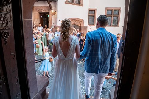 Braut und Bräutigam verlassen das Standesamt