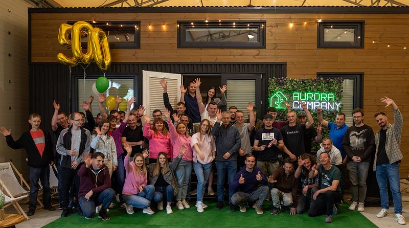 Zespół Aurora Company macha do aparatu podczas eventu firmowego