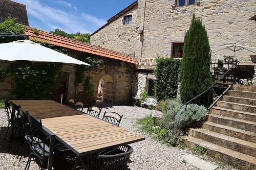 Table en bois et terrasse ombragée du Château de Saint-Chamarand, séjour de groupe dans le Lot