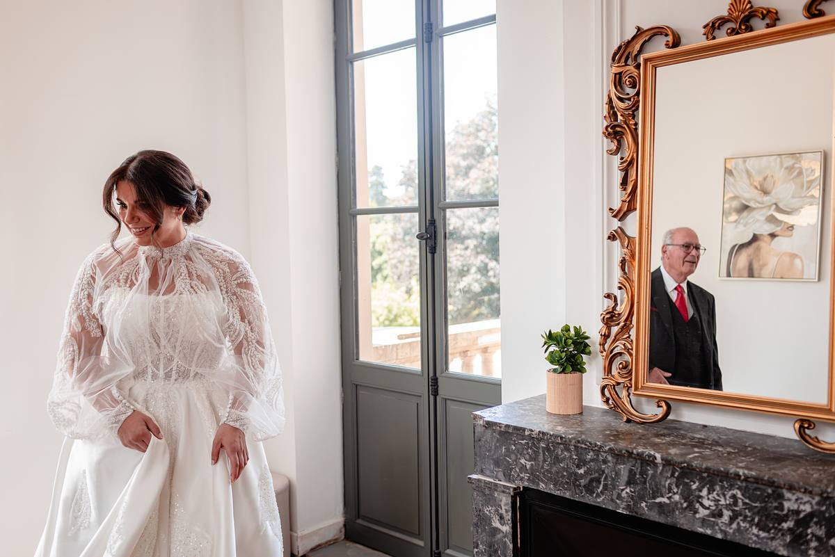 D&eacute;couverte de la mari&eacute;e par un proche dans le miroir au Ch&acirc;teau de Saint-Trys, photographi&eacute;e par S&eacute;bastien Clavel