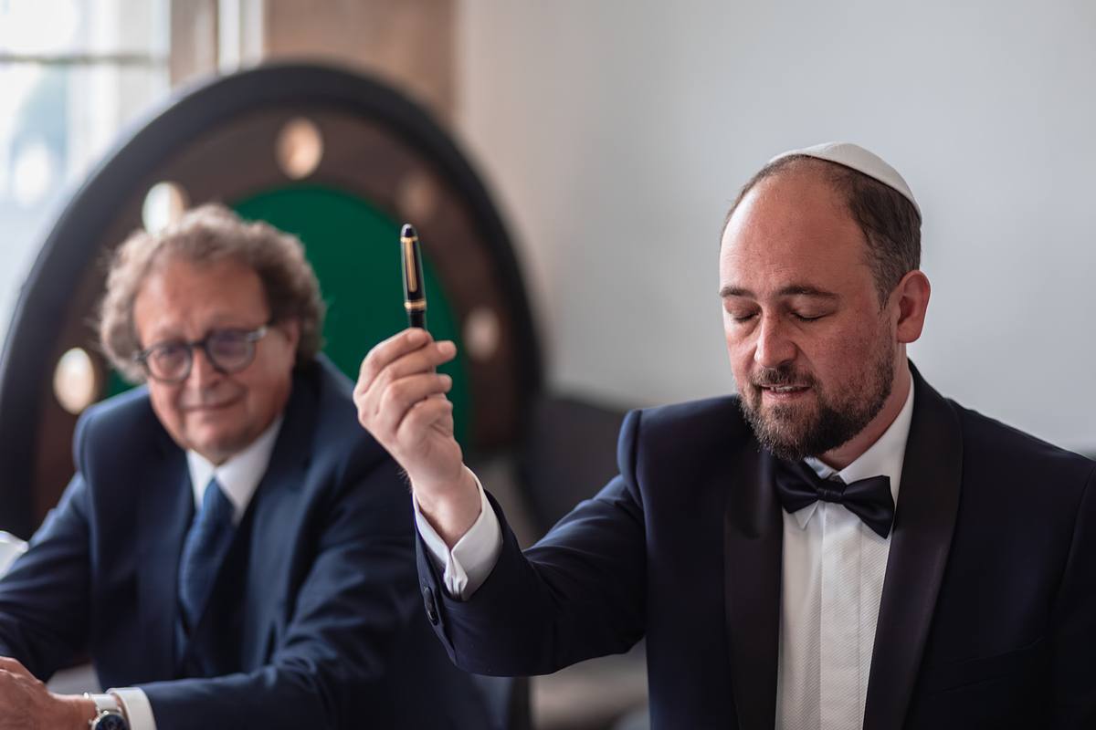 Le mari&eacute; pendant l'acte du kinyan &agrave; la c&eacute;r&eacute;monie juive photographi&eacute;e par S&eacute;bastien Clavel &agrave; Lyon