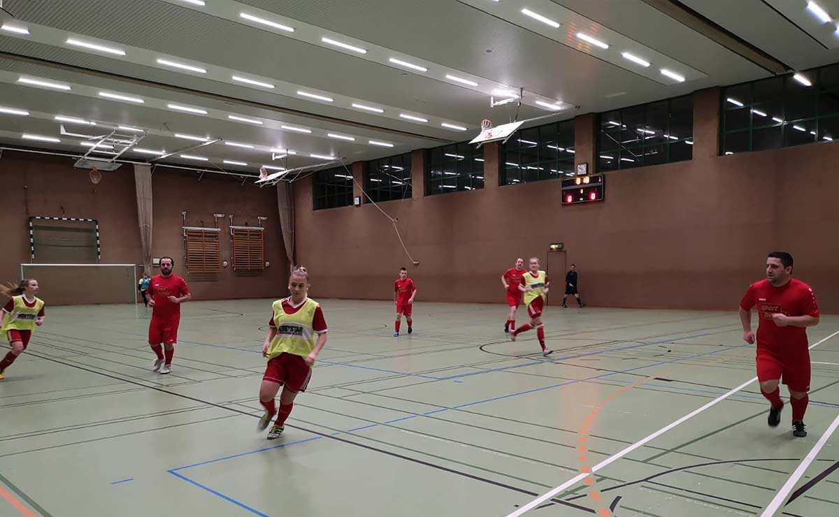 Stolze Siegerehrung: Das Ibbenbürener Kickers Team freut sich über den 3. Platz beim ISV Masters-Turnier