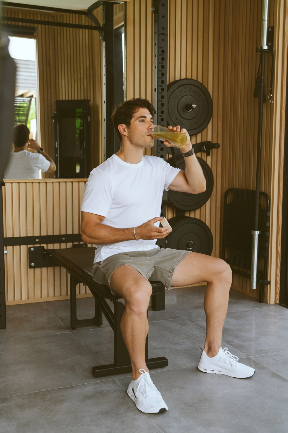 poses de modelo masculino usando adereços