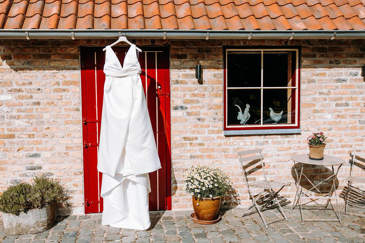 Huwelijksfotograaf Brugge - Kleed tijdens opmaak bruid