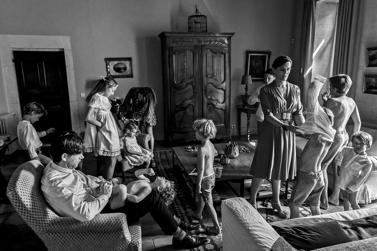 Enfants et proches réunis pendant les préparatifs d'un mariage