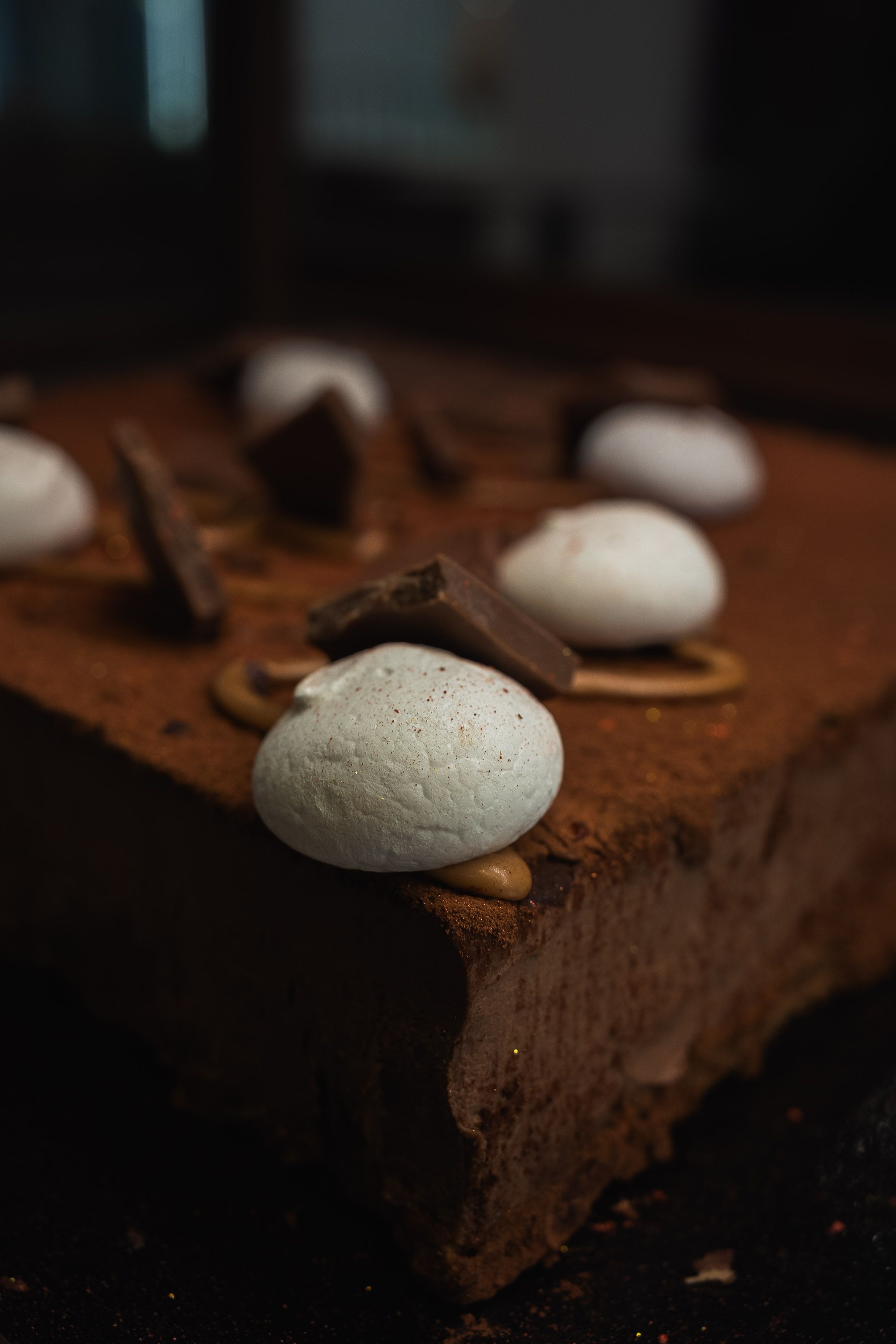 Dessert au chocolat garni de meringues, La P&acirc;tisserie Bleue