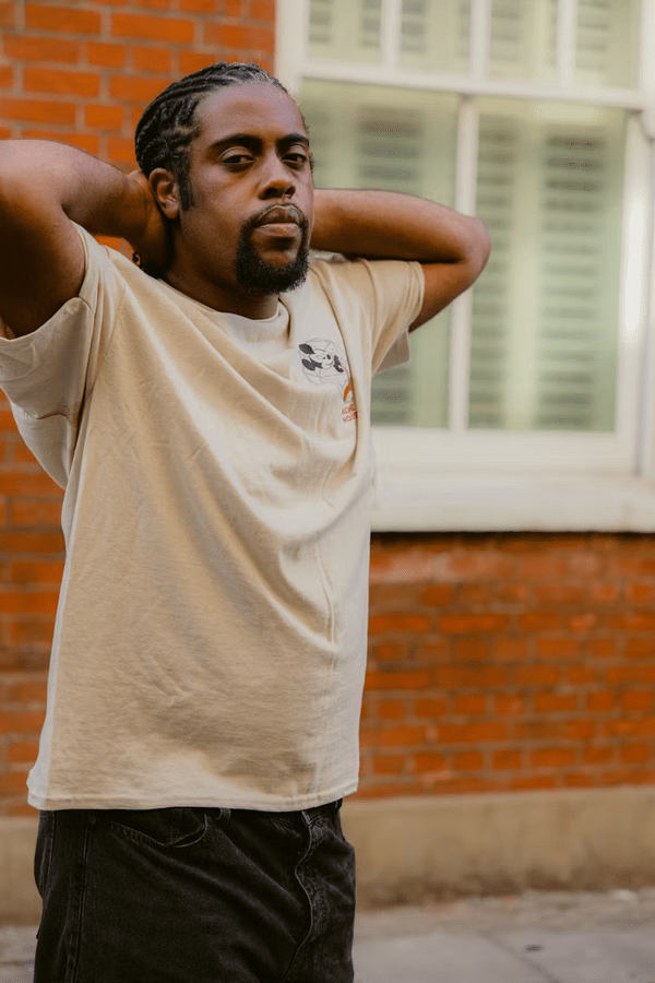 Mãos atrás da cabeça - pose de modelo masculino