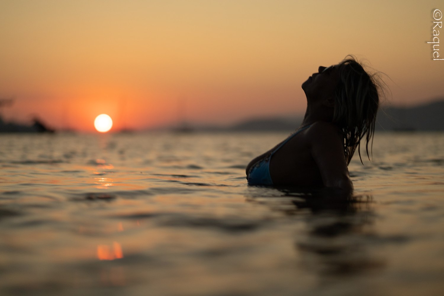 Femme en robe blanche sur un ponton au coucher du soleil à l’Almanarre à Hyères