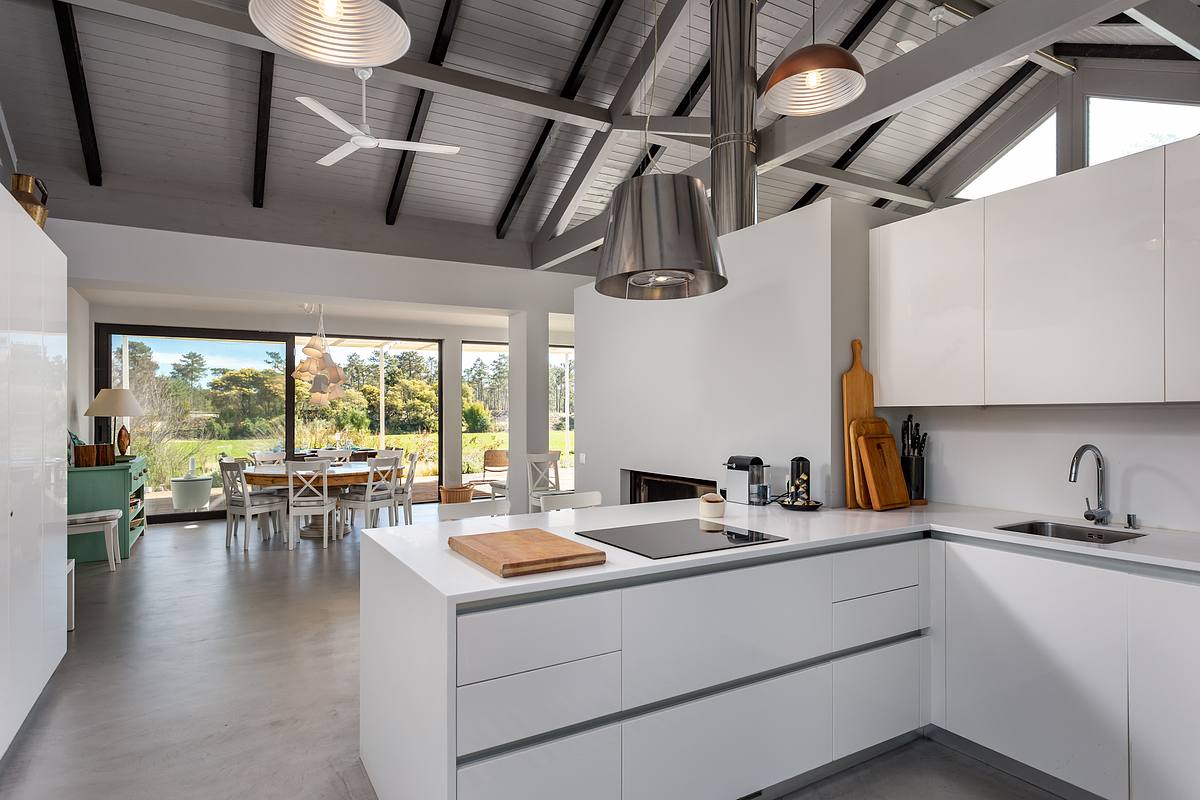Fotografia de interiores de moradia T3 na Comporta com luz natural e homestaging