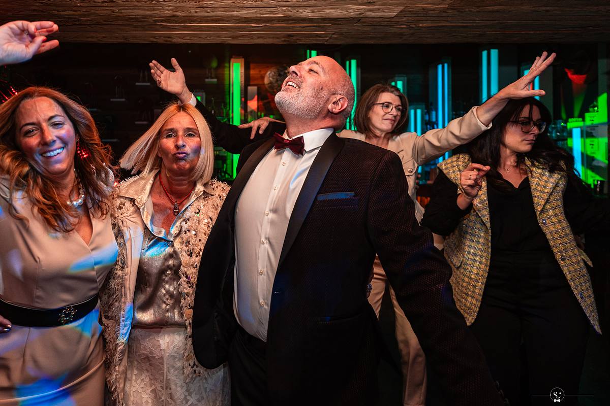 Cocktail et Soir&eacute;e de Mariage avec les invit&eacute;s et les mari&eacute;s qui s'amusent et sourient. Les Rhodos La Clusaz Sebastien Clavel Photographe Mariage Lyon