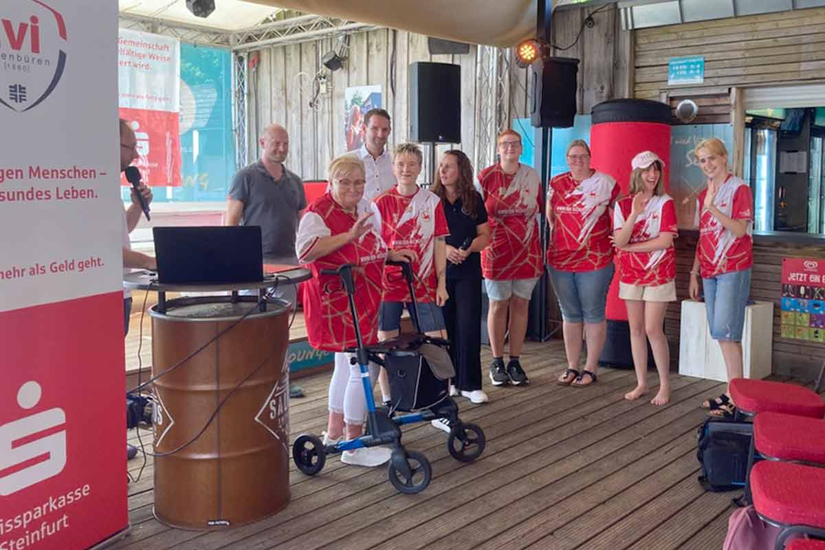 Ibbenbürener Kickers Ladies stehen bei der Ehrung gemeinsam auf der Bühne