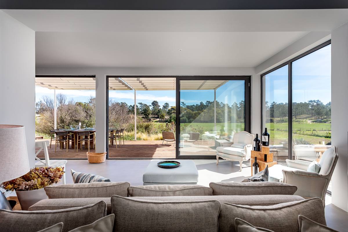 Fotografia de interiores de moradia T3 na Comporta com luz natural e homestaging