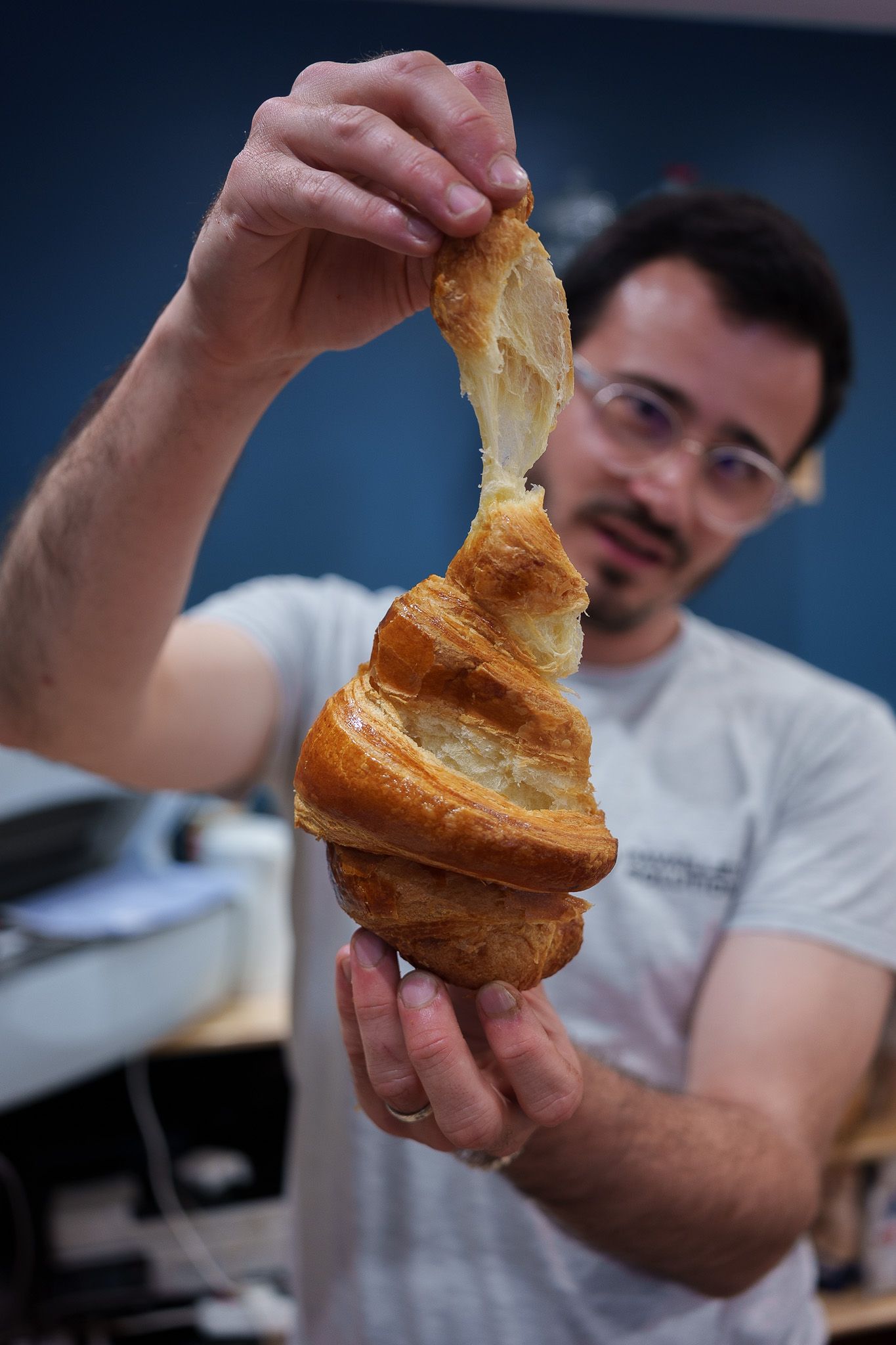 P&acirc;tissier tenant un croissant ouvert, reportage de m&eacute;tier