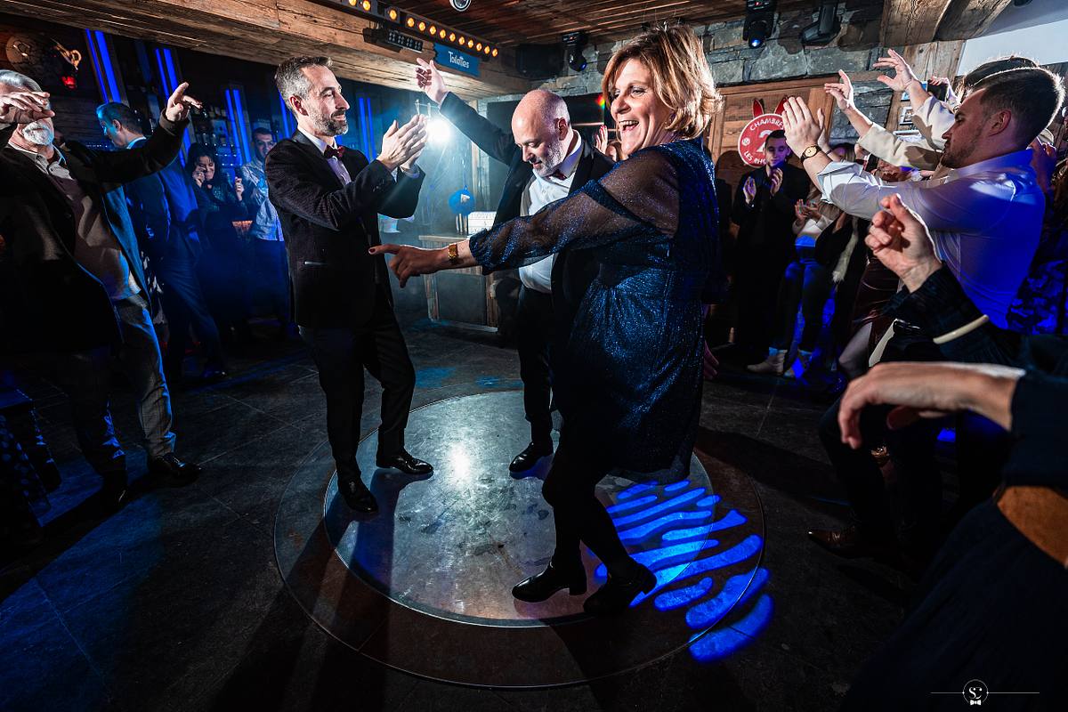 Cocktail et Soir&eacute;e de Mariage avec les invit&eacute;s et les mari&eacute;s qui s'amusent, sourient, s'embrassent et dansent. Les Rhodos La Clusaz Sebastien Clavel Photographe Mariage Lyon