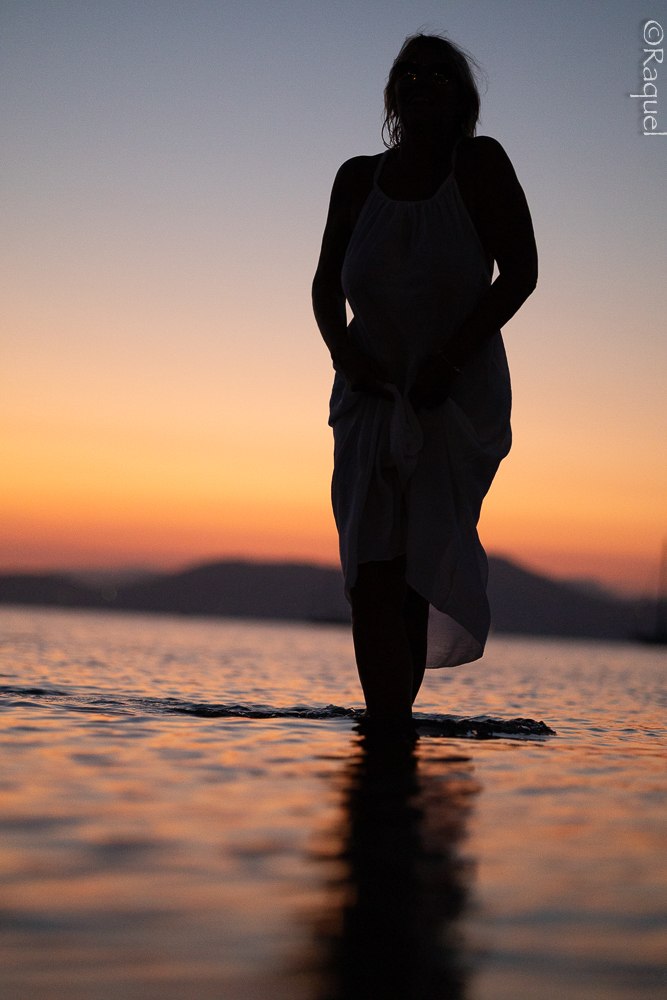 Femme en robe dans la mer au coucher du soleil à l’Almanarre