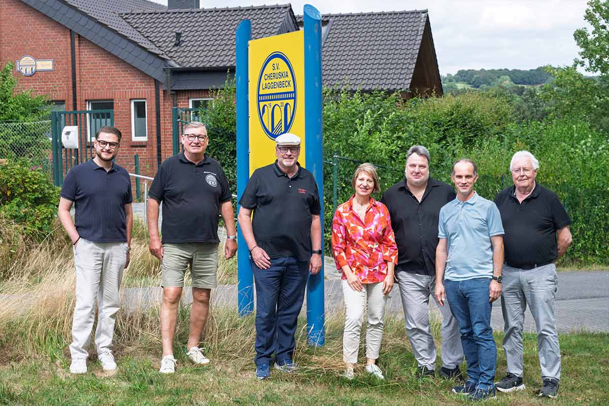 Gemeinsamer Austausch über Inklusion und Fußball vorm Gelände