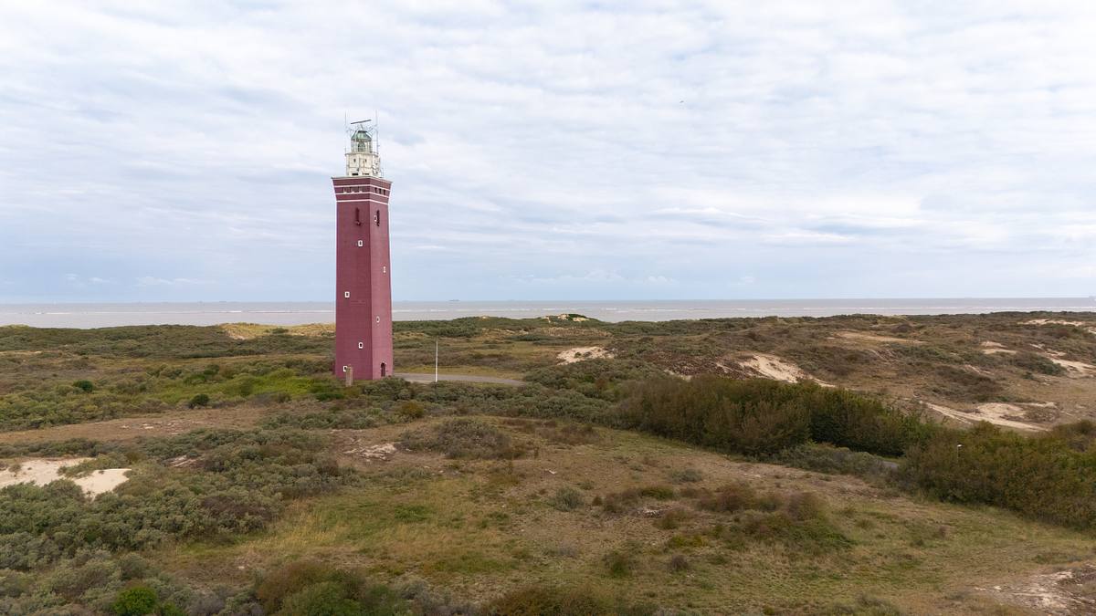 De rood-witte vuurtoren van Ouddorp aan de kust