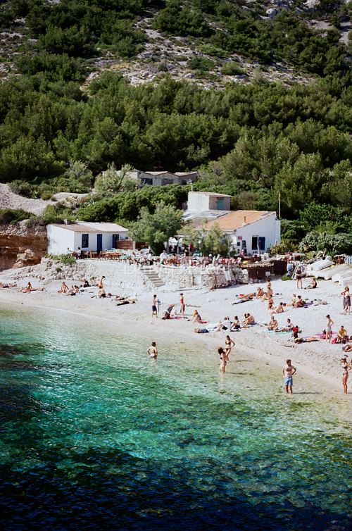 Vue argentique de la plage et de Chez le Belge dans la calanque de Marseilleveyre à Marseille, photographiée par Dimitri Eteni