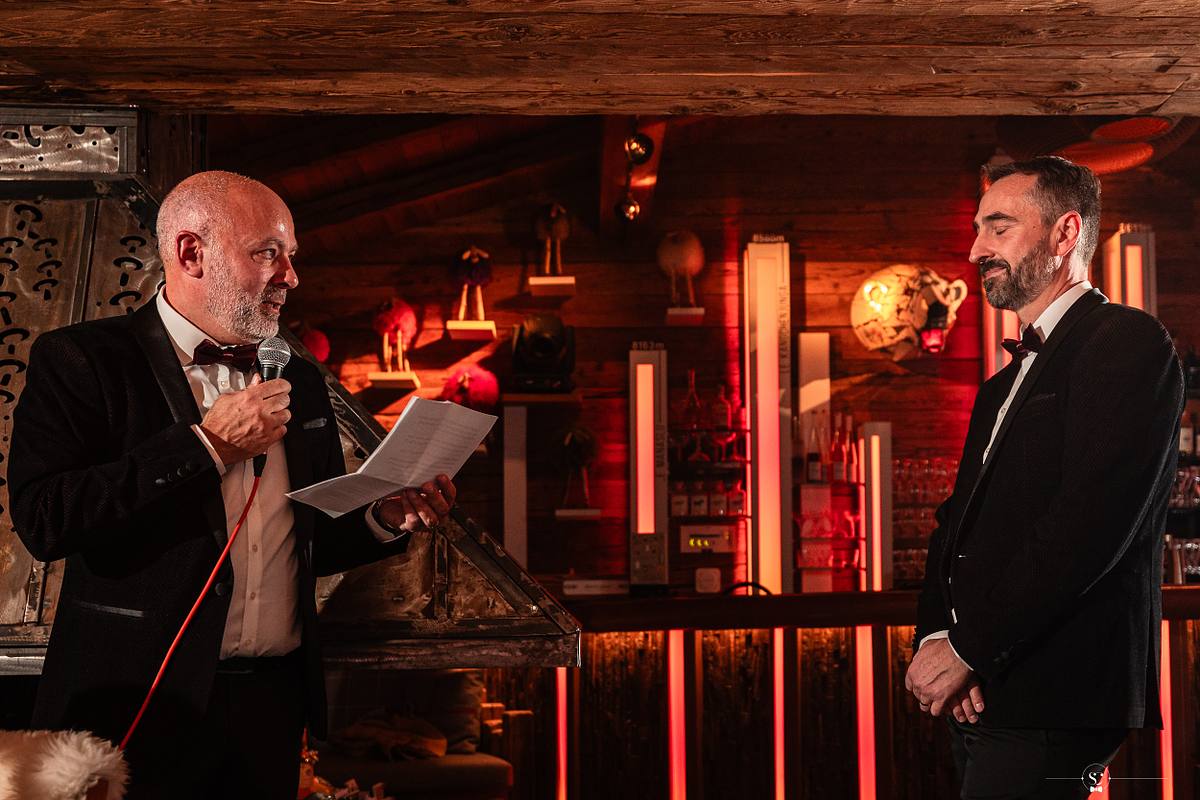 Cocktail et Soir&eacute;e de Mariage avec les invit&eacute;s et les mari&eacute;s qui s'amusent, sourient, s'embrassent et dansent. Les Rhodos La Clusaz Sebastien Clavel Photographe Mariage Lyon