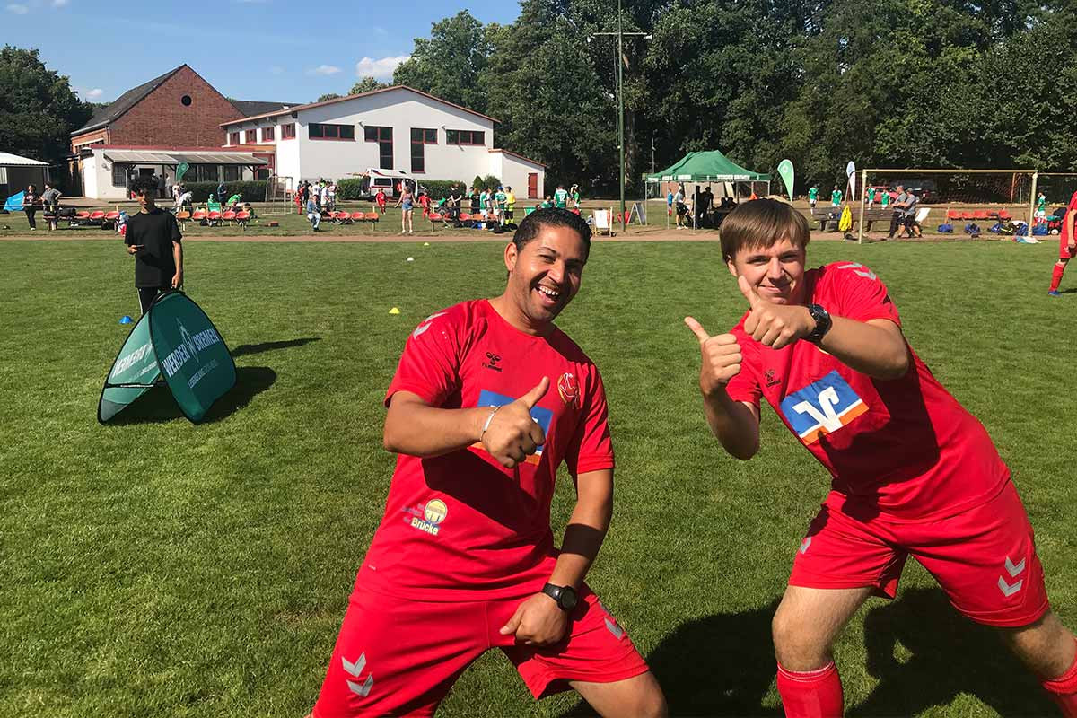 Spielerinnen und Spieler auf dem Fußballfeld in Bremen