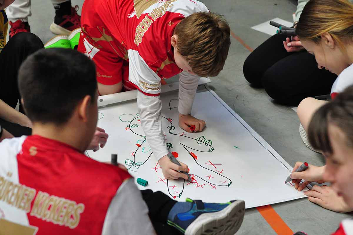 Kinder und Jugendliche der Ibbenbürener Kickers bei einer gemeinsamen Beteiligungsübung