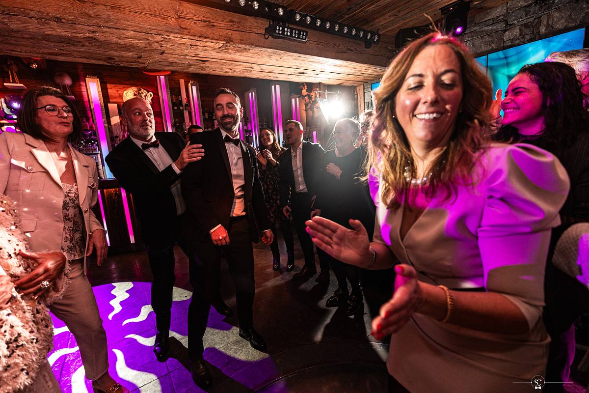 Cocktail et Soir&eacute;e de Mariage avec les invit&eacute;s et les mari&eacute;s qui s'amusent et sourient. Les Rhodos La Clusaz Sebastien Clavel Photographe Mariage Lyon